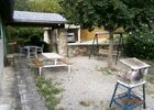 Gîte le Cigalon cour close avec barbecue, balancelle et vue abri voiture