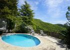 piscine dans son écrin de verdure
