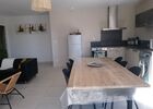 salon avec cuisine intégrée