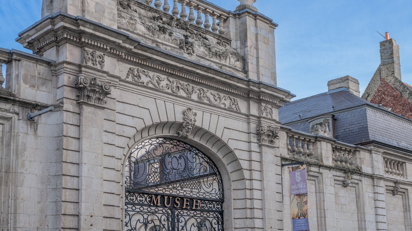Cour/Portail Musée Sandelin à Saint-Omer en 2024