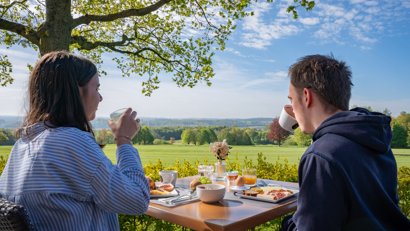 21 - Hôtel du Golf - Petit-déjeuner en terrasse © Tourisme en Pays de Saint-Omer