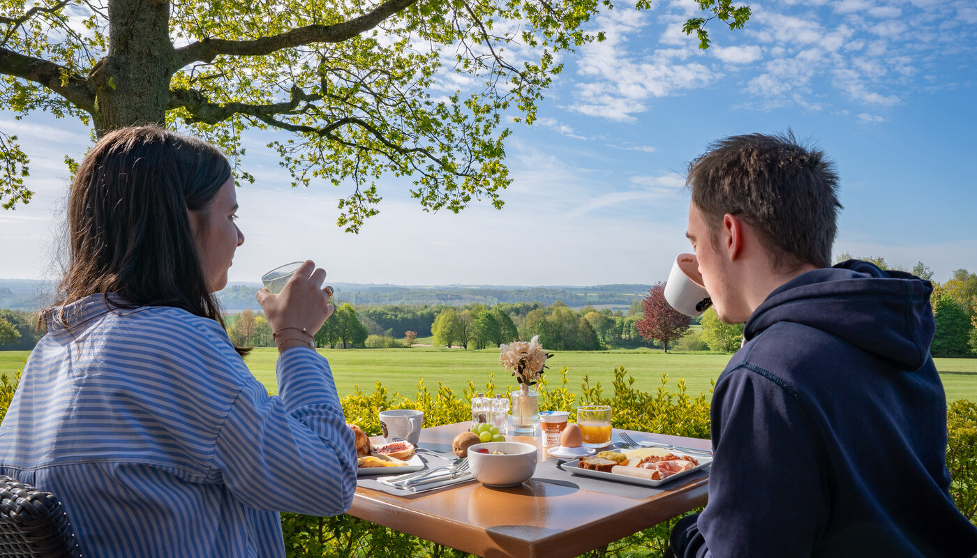 21 - Hôtel du Golf - Petit-déjeuner en terrasse © Tourisme en Pays de Saint-Omer