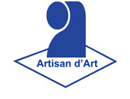 Artisan-dart-dans-losange-bleu-transparent-texte-bleu-scaled.jpg