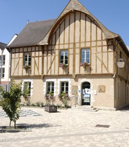 Maison de pays abritant l'Office de Tourisme du Chaourçois et la bibliothèque municipale de Chaource.JPG