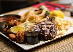 restaurant_viande bbq et frites_photo d-illustration-non contractuelle © DR