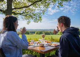 21 - Hôtel du Golf - Petit-déjeuner en terrasse © Tourisme en Pays de Saint-Omer