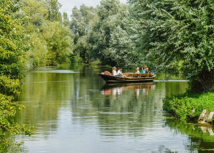 Balade en bateau dans le marais audomarois © SPL Tourisme en Pays de Saint-Omer