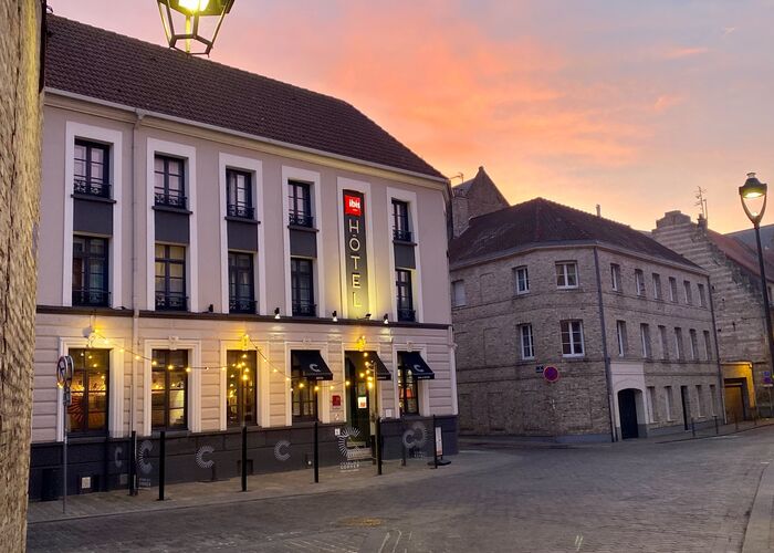 Façade de nuit © Hôtel Ibis Saint-Omer centre