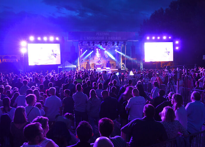 Festival de l'Ascenseur_ scène écrans_Ville d'Arques © Ville d'Arques