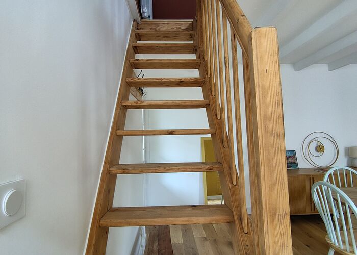 L'escalier vers la mezzanine et le lit principal © MP