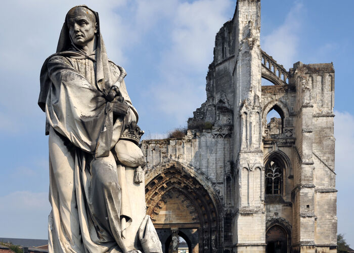 Vestiges de l'Abbaye Saint-Bertin Statue Suger 2009 SAINT-OMER © Carl - Tourisme en Pays de Saint-Omer