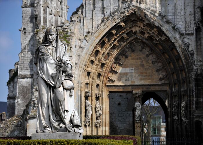 Vestiges de l'Abbaye Saint-Bertin Statue Suger 2009 SAINT-OMER © Carl - Tourisme en Pays de Saint-Omer