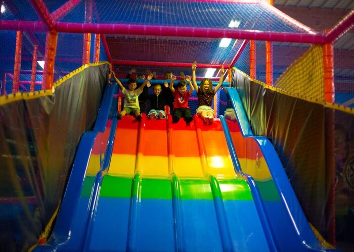 Enfants toboggan © Planet Kids