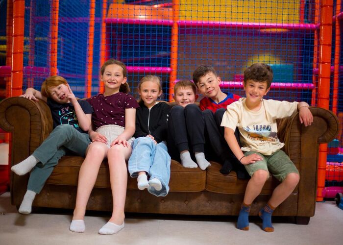 Enfants canapé © Planet Kids