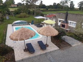 Piscine, terrasse et barbecue © Aux-belles-randonnees_Merck-St-Liévin