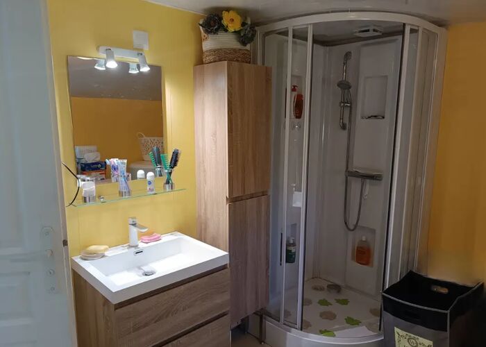 salle de douche avec WC © Clévacances