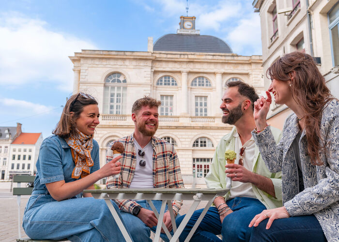 Les Givrés du Cornet - Touristes en Centre ville de Saint-Omer © Tourisme en Pays de Saint-Omer