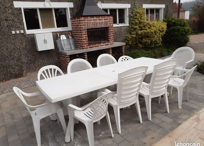 Terrasse avec grand barbecue et salon de jardin © Aux-belles-randonnees_Merck-St-Liévin