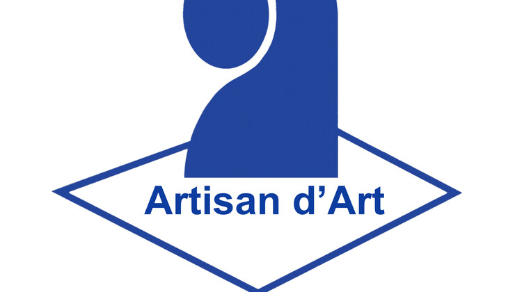 Artisan-dart-dans-losange-bleu-transparent-texte-bleu-scaled (1).jpg