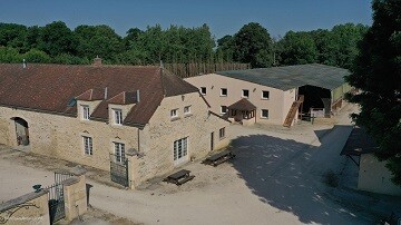 BATIMENT PIERRE DE PAYS ,GITE AVEC VUE SUR LE MANEGE.jpg