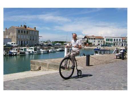 A STROLL THROUGH THE PIONEER DAYS WITH THE RENTAL OF A PENNY-FARTHING A STROLL THROUGH THE PIONEER DAYS WITH THE RENTAL OF A PENNY-FARTHING