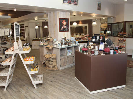 VISITE D'UNE FABRIQUE DE CHOCOLAT VISITE D'UNE FABRIQUE DE CHOCOLAT