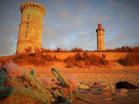 PHARE DES BALEINES ET SON MUSEE PHARE DES BALEINES ET SON MUSEE