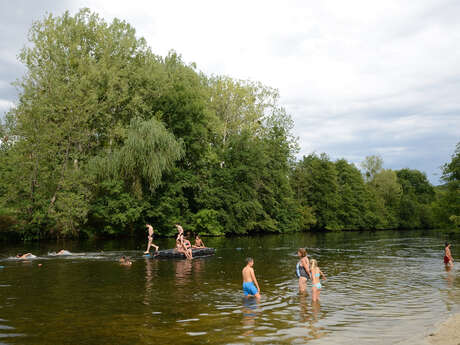 Aire de loisirs avec baignade en rivière Aire de loisirs avec baignade en rivière