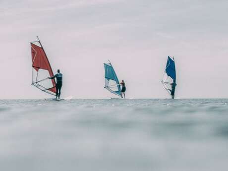 COURS DE PLANCHE À VOILE DÉBUTANT - ILE DE RÉ VOILE / BOIS-PLAGE COURS DE PLANCHE À VOILE DÉBUTANT - ILE DE RÉ VOILE / BOIS-PLAGE