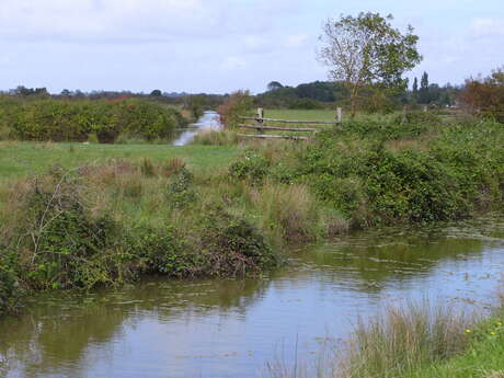 Cycling path 10 : "Les Pierres Closes" - 9.3 mi Cycling path 10 : "Les Pierres Closes" - 9.3 mi