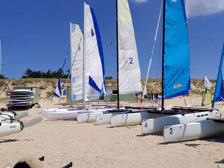 COURS DE CATAMARANS, PLANCHE À VOILE, STAND UP PADDLE PAR "LA CABANE VERTE" COURS DE CATAMARANS, PLANCHE À VOILE, STAND UP PADDLE PAR "LA CABANE VERTE"