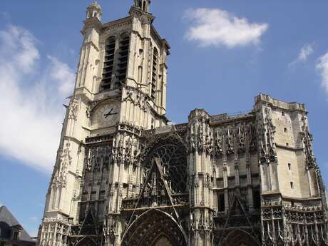 Cathédrale Saint-Pierre Saint-Paul Cathédrale Saint-Pierre Saint-Paul