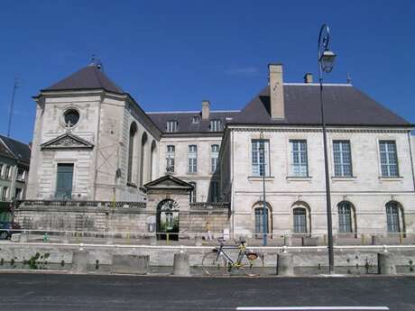 Fermeture de l'Apothicairerie de l'Hôtel-Dieu-le-Comte Fermeture de l'Apothicairerie de l'Hôtel-Dieu-le-Comte