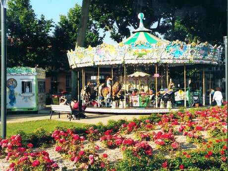 MANEGE CARROUSEL "LA BELLE ÉPOQUE" MANEGE CARROUSEL "LA BELLE ÉPOQUE"