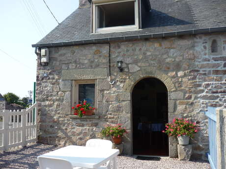 Maisonnette en pierres, quartier des Hôpitaux à Erquy Maisonnette en pierres, quartier des Hôpitaux à Erquy