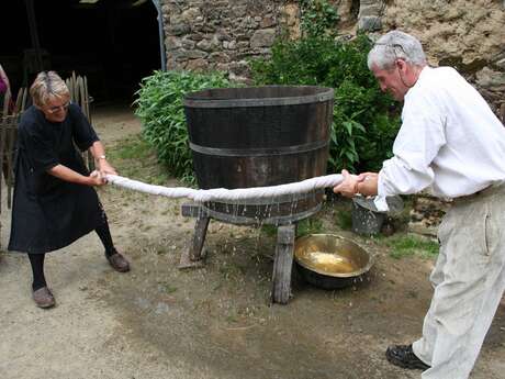 Animation à la ferme d'Antan : "Laver son linge sale en famille". Animation à la ferme d'Antan : "Laver son linge sale en famille".