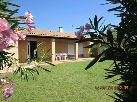 MAISON AVEC JARDIN ET TERRASSE OMBRAGÉE MAISON AVEC JARDIN ET TERRASSE OMBRAGÉE