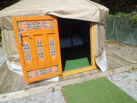 La yourte du Camping des Cerisiers La yourte du Camping des Cerisiers