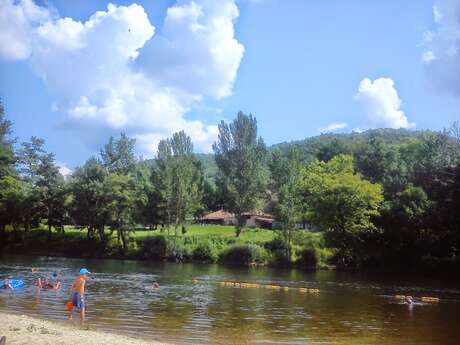 Baignade dans la rivière Lot à Puy l'Evêque Baignade dans la rivière Lot à Puy l'Evêque