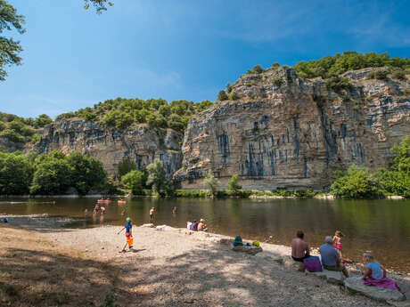 Baignade dans la rivière Dordogne à Gluges Baignade dans la rivière Dordogne à Gluges