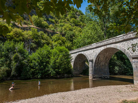 Baignade dans la rivière Célé à Espagnac Sainte Eulalie Baignade dans la rivière Célé à Espagnac Sainte Eulalie