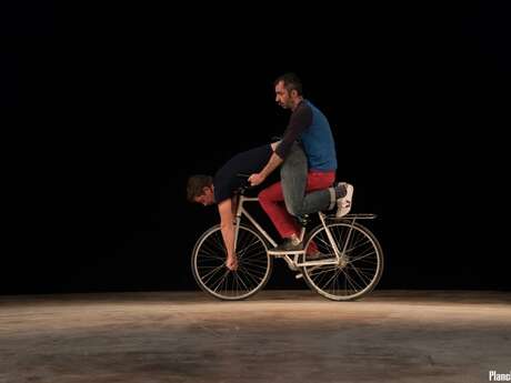 Un "Genre" de Festival : Théâtre Vélo Acrobatique "Dad Is Dead" par la Cie Mathieu Ma Fille Foundation Un "Genre" de Festival : Théâtre Vélo Acrobatique "Dad Is Dead" par la Cie Mathieu Ma Fille Foundation