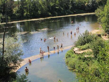 Baignade dans la rivière Lot à Castelfranc Baignade dans la rivière Lot à Castelfranc