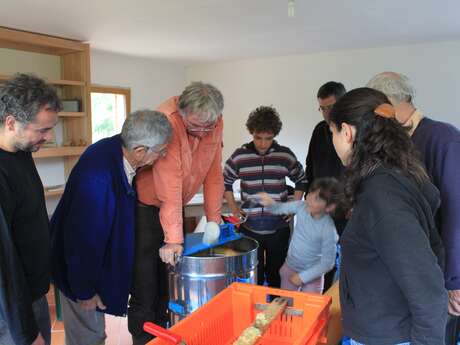 DÉCOUVERTE DE L'APICULTURE AVEC L'ASSOCIATION "GRAIN DE POLLEN" DÉCOUVERTE DE L'APICULTURE AVEC L'ASSOCIATION "GRAIN DE POLLEN"