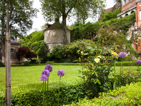 JARDINS DU CHATEAU DE PONCE SUR LE LOIR JARDINS DU CHATEAU DE PONCE SUR LE LOIR
