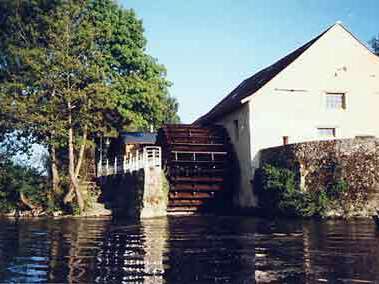 VISITES GUIDÉES DU MOULIN DE LA BRUÈRE PAR LE PAYS D'ART ET D'HISTOIRE VISITES GUIDÉES DU MOULIN DE LA BRUÈRE PAR LE PAYS D'ART ET D'HISTOIRE