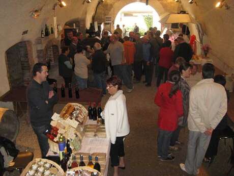 MARCHÉ - AUTOUR DU FOUR À PAIN MARCHÉ - AUTOUR DU FOUR À PAIN
