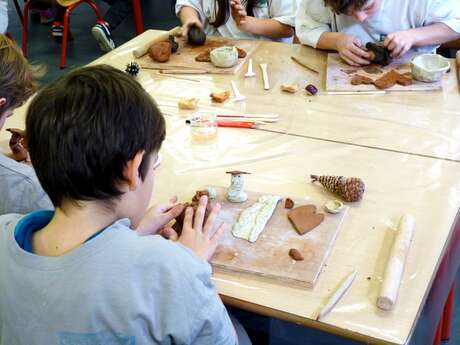ATELIER ENFANT "LES OISEAUX QUI FONT PEUR" PAR CARNUTA À L'ESPACE FAÏENCE DE MALICORNENCE DE MALICORNE A CARNUTA ATELIER ENFANT "LES OISEAUX QUI FONT PEUR" PAR CARNUTA À L'ESPACE FAÏENCE DE MALICORNENCE DE MALICORNE A CARNUTA