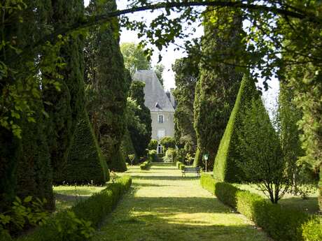 JARDINS DU CHATEAU DE BAZOUGES SUR LE LOIR JARDINS DU CHATEAU DE BAZOUGES SUR LE LOIR
