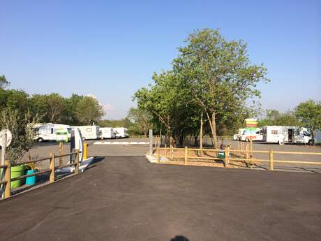 AIRE DES CHÊNES VERTS - AIRE DE STATIONNEMENT ET DE SERVICE CAMPING-CAR AIRE DES CHÊNES VERTS - AIRE DE STATIONNEMENT ET DE SERVICE CAMPING-CAR
